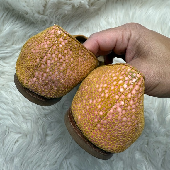 Poppy Barley Women's Orange and Pink Flats - Picture 4 of 6